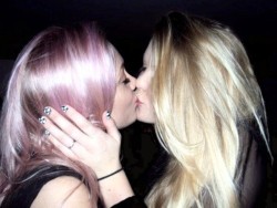 a-violet-femme:  ♥ Lesbian Blog ♥