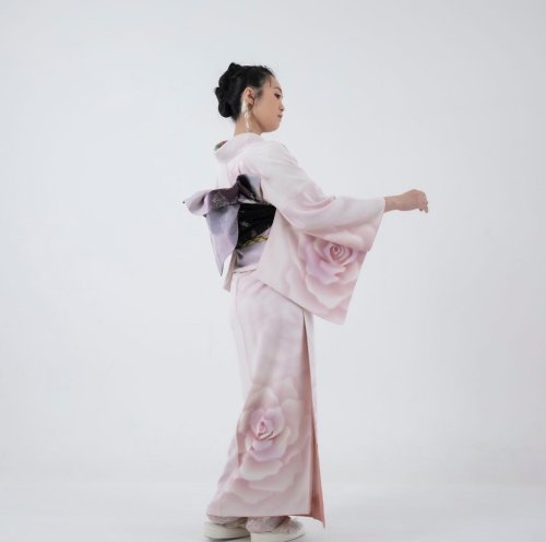 Ethereal roses for this suuuper soft kimono by Anjyu. I am not fond of the styling chosen (a bit too