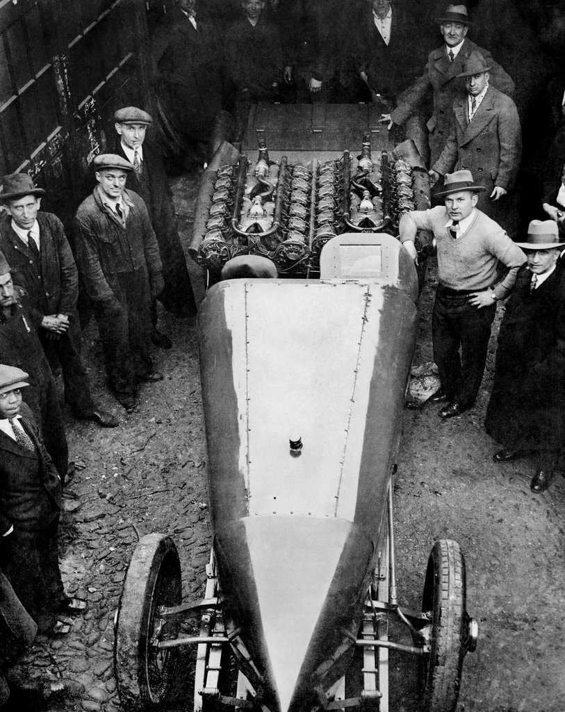 livelymorgue:  Feb. 18, 1928: Ray Keech of Atlantic City posed alongside his 36-cylinder