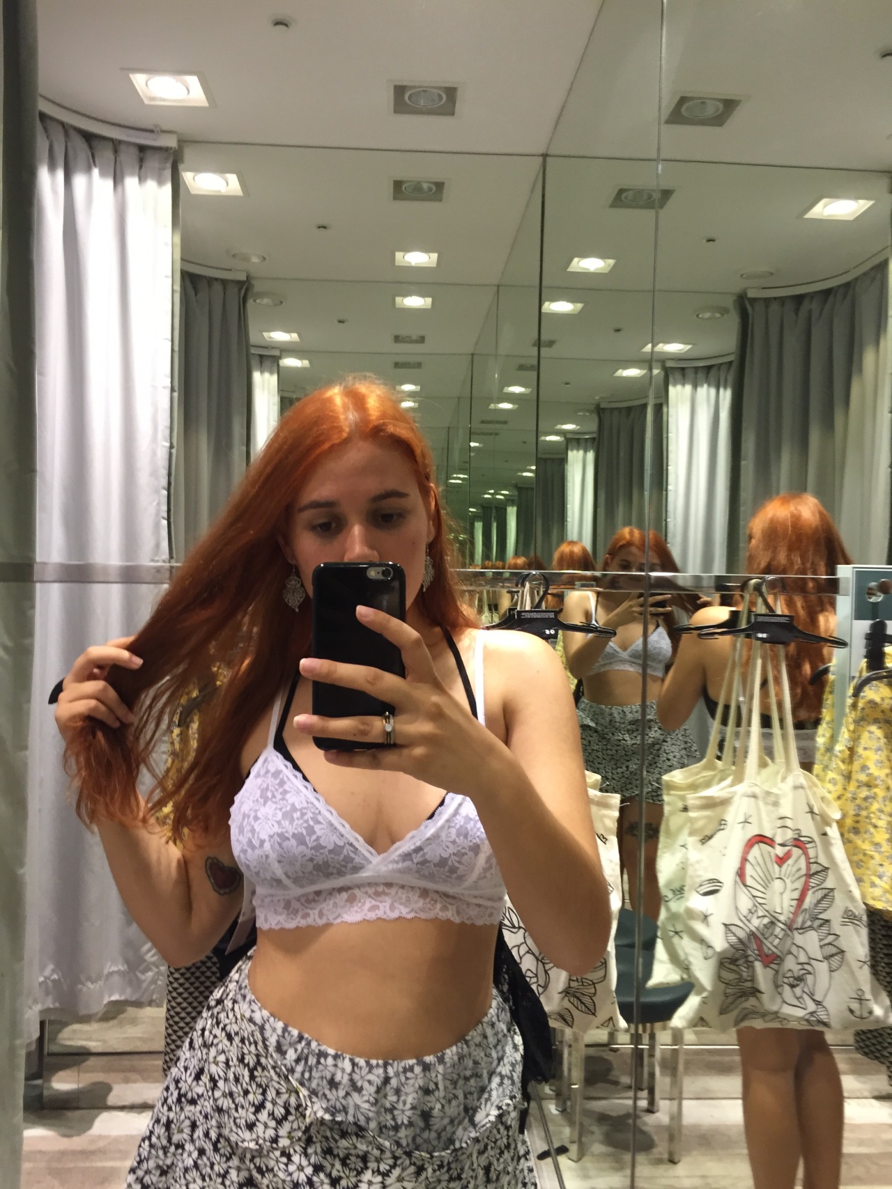 nakedpersephone:  The super lovely argyrials tagged me to post 6 selfies! So, ✨thank