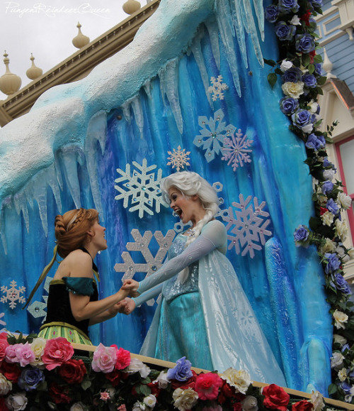 pungentreindeerqueen: Festival Of Fantasy - Anna and Elsa on Flickr.
