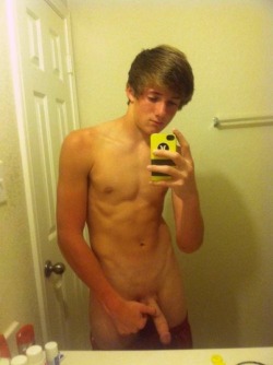 nakedguyselfies: