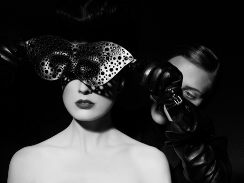 witty-owl: Scarlett Johansson and Dita Von Teese photographed by James White for Flaunt magazin (200