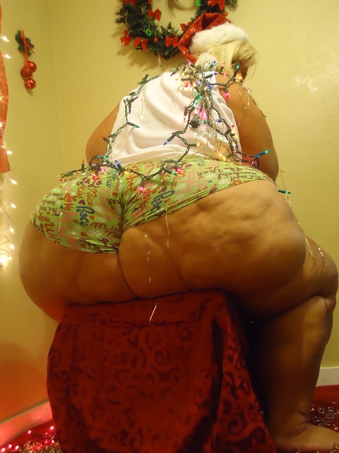 69bbwlover:  MERRY SEXMAS - Iâ€™d LOVE to get her under MISTLETOE  Barbie!!!