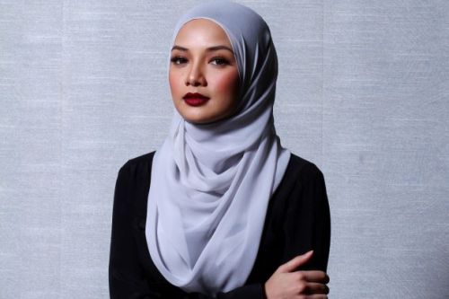 Noor Neelofa Mohd NoorGender: Female
DOB: 10 February 1989
Nationality: Malaysian
Ethnicity: Pakistani-Malaysian-Iranian
Gif Hunt tag
Noor Neelofa Mohd Noor, better known by her stage name Neelofa or simply called Lofa by her family and friends, is a...