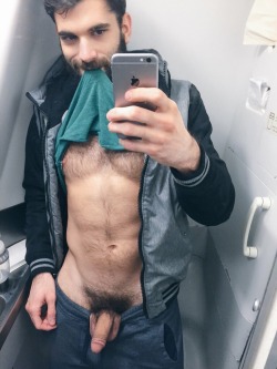 straightcuriousbuds:  I want to sit next to him on my next flight.  Yum