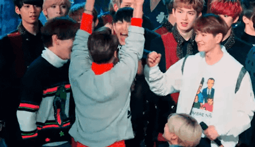 herewegobebe:Kibum was meant to go join the dancers after losing at rock paper scissors (as always) 