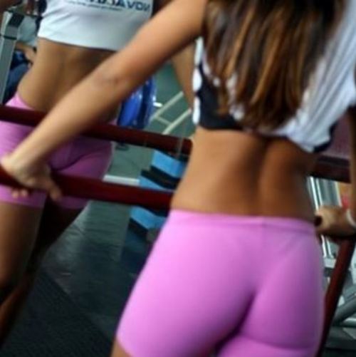 Learn how you can dress sexy and smart in the gym! Check out our latest article on SexyFitness.Club 