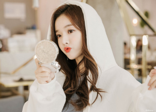Kim Shin Yeong - October 25, 2018 Set