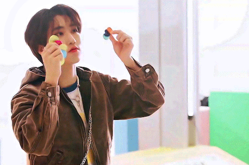 HAN (+ CHAN) SKZ TOY WORLD VCR