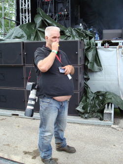 mpregdilfs:  This daddy was hired as a photographer for the show. However, it looks like the real show will begin when he goes into labor right there. It can’t possibly take much longer, given how much his baby belly has dropped already.