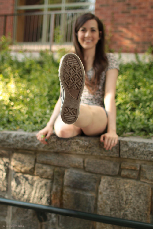 Pretty onelegged girl with short stump shows us the fairly new sole of her only coverse shoe