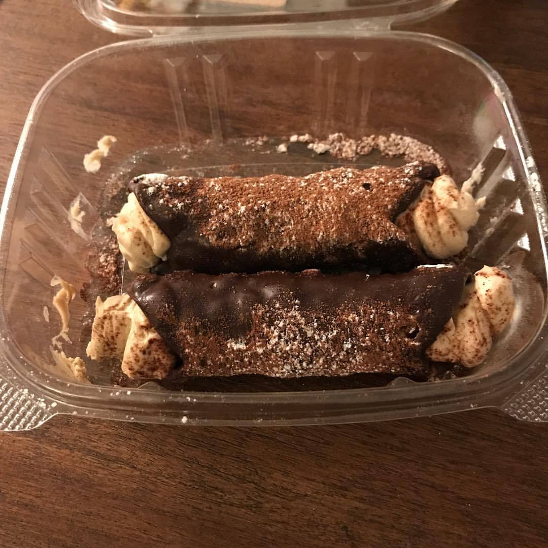 Cannolis to top off the evening. #dessert #tiramisucannoli #dessertfor2 #johnnyjospizzeria