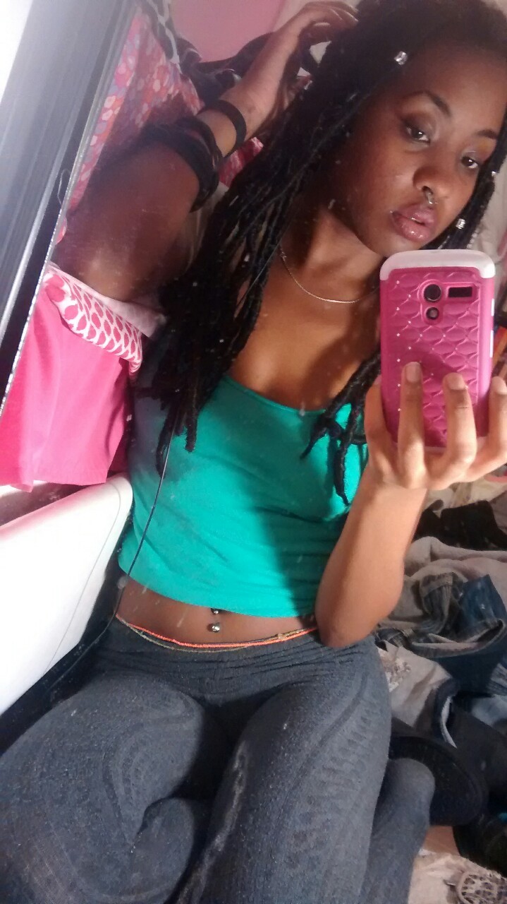 eatmeallnight:  Selfies from last night via my dirty ass room lol.