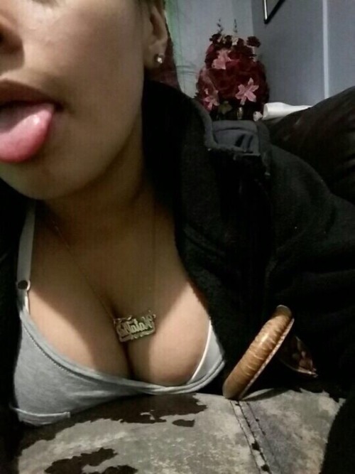 toodamnsexy:  Putting that tongue to good use 👅♥️