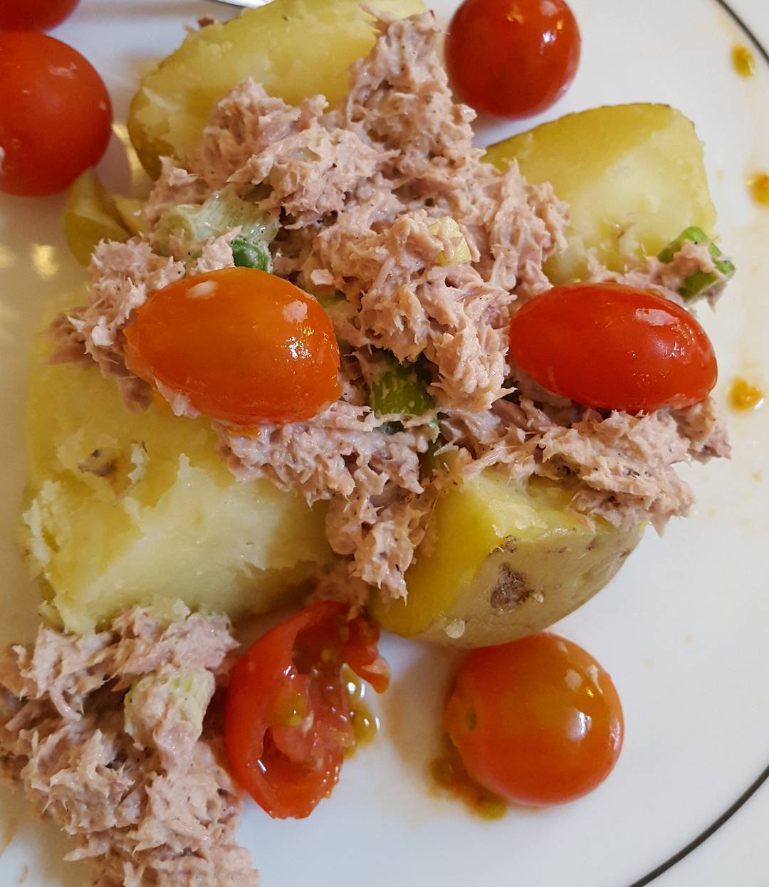 Hmm tuna jacket potato with tomato spring onions and pepper yum yum get in my tum