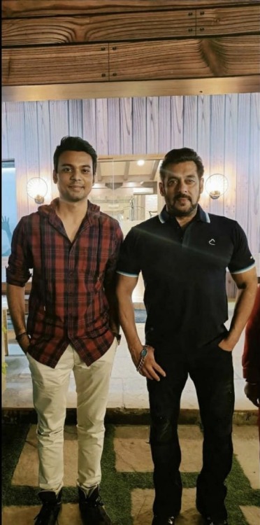 ★ CHAP…Salman Khan with Fan Abhishek Today in Bigg Boss 15 Chalet!-December 11, 2021