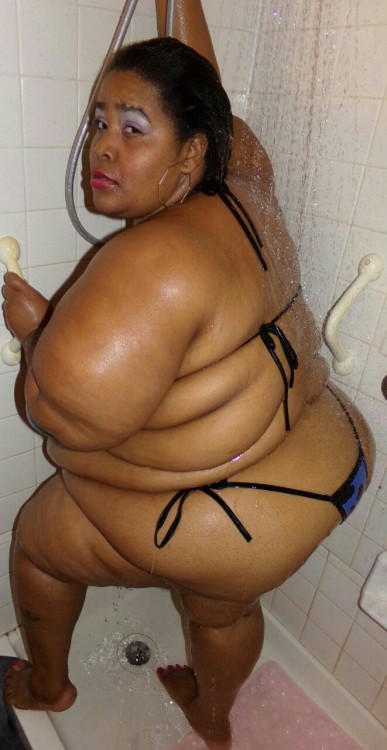 nattyuhuru:  Mz Mango in the shower