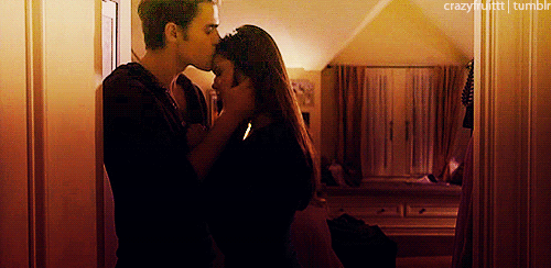 1millionscarletroses:  Phoebe Tonkin Can Help | via Tumblr в We Heart It http://weheartit.com/entry/89915505 