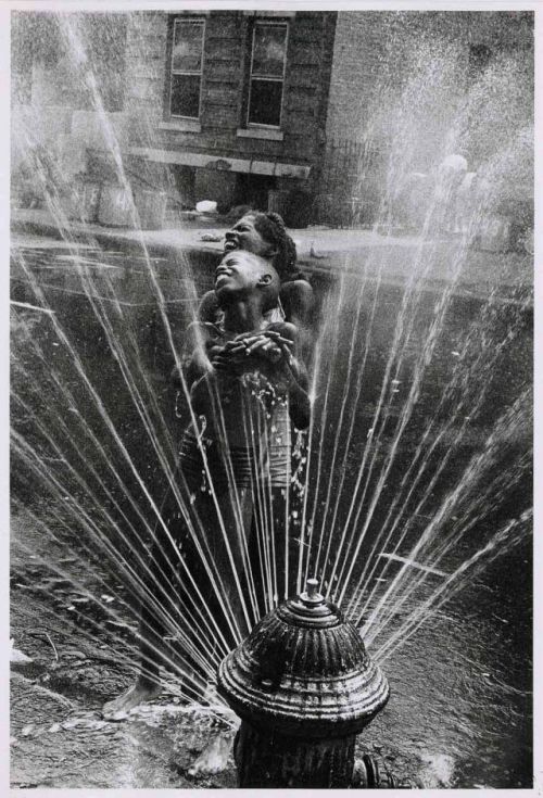  Leonard Freed, The fire hydrants are opened during the summer heat, Harlem, New York, 1967 