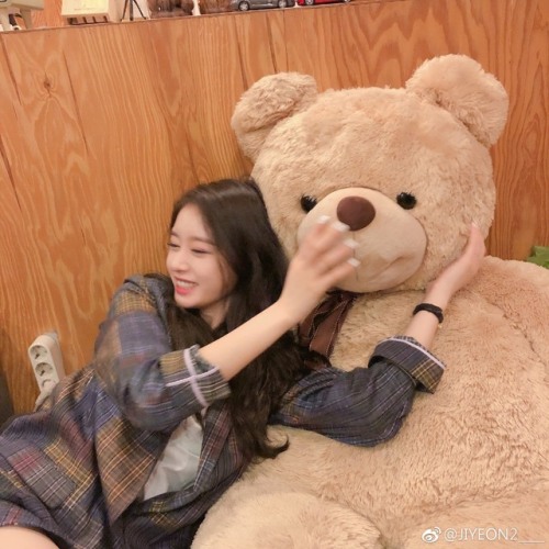 JIYEON2____ | #爱我请举手#谢谢大家来看我的直播，开心又幸福呀，掌声送给大家❤️ ​​​​​