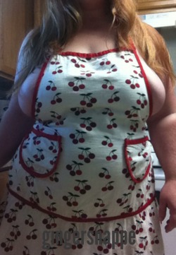 gingersnappe:  swerve2thecurve:  (via TumbleOn)  Cherry apron!!