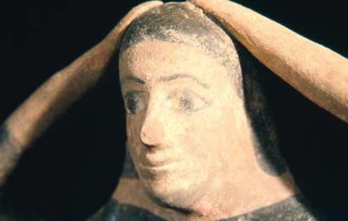 archaicwonder:Boeotian Greek  Terracotta Female Mourner, Late Orientalizing or Early Archaic Period,