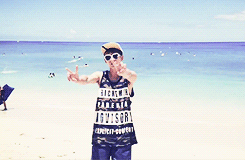damnhaehyuk:  Hyukjae in Hawaii. (◡‿◡✿) 