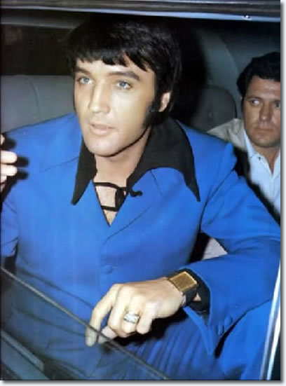 ilovetheking-elvispresley:  Elvis looking good in blue :) 