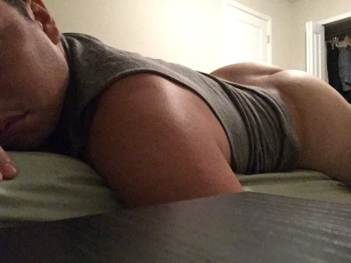 poundthislatinbubble:  Lounging aroun  Yes yes yes! Those cakes are always lovely!!!