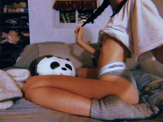 anyone wanna come watch netflix in bed with me??? 
