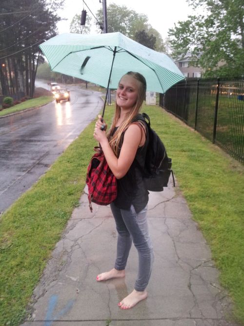 womanbarefootinpublic:  Barefoot in the rain