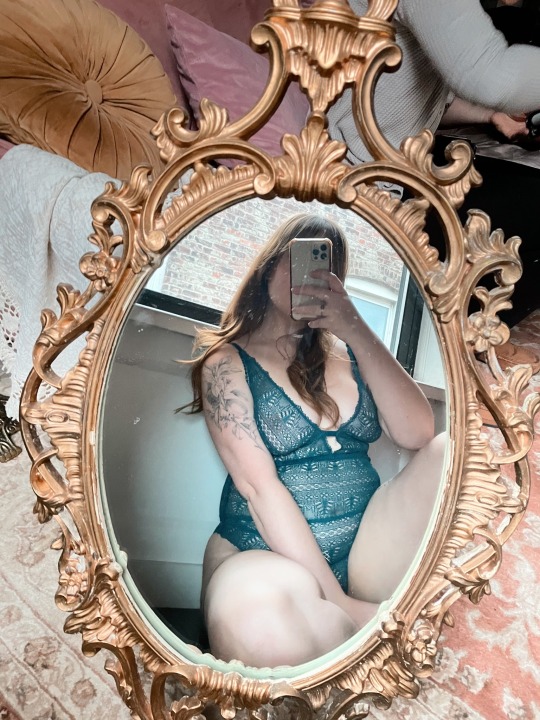 Porn Pics erotic-nonfiction:Gilded mirrors make selfies