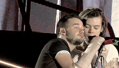 louiswtomlinrson: @Real_Liam_Payne: #askliam@Harry_Styles: @Real_Liam_Payne #askliam what are you doing? 