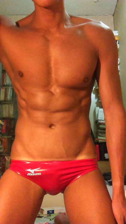 jockbrad:  Swimmers, wrestlers, football players / singlets, jockstraps, speedos and spandex!http://jockbrad.tumblr.com/