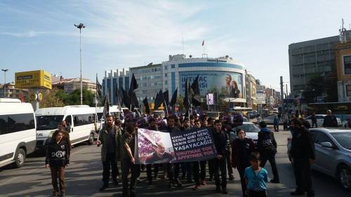 kropotkitten:  Funeral for Kemal Tayfun Benol, one of two anarchists who were killed by the Turkish state in the Ankara suicide bombings