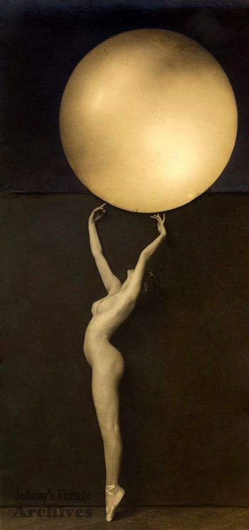 hauntedbystorytelling:Dorothy Flood as Unidentified Nude with a ball, undated, probably 1920′s / src