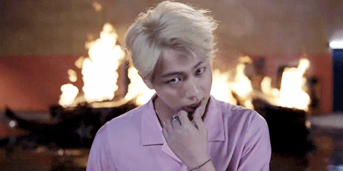 GUYSSS!!! I FOUND A BTS JIN DOPPELGANGER!!! HOLY PIZZA!!!