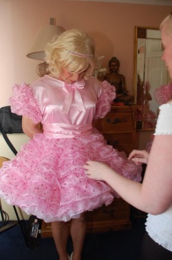 sissy-caroline:  Head bowed in front of her Mistress.  Good sissy.