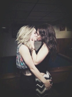 girlssogay:  *･゜ﾟ･*:.｡..｡.:*･♀Girls Kissing Girls♀･*:.｡. .｡.:*･゜ﾟ･*  