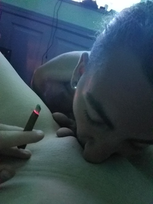 laststoneder:Love to have my pussy ate while I smoke@xmiloy