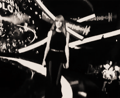 heavenlyhoran:  blairwaldorfings: Harry clapping for Taylor as she walked up to the