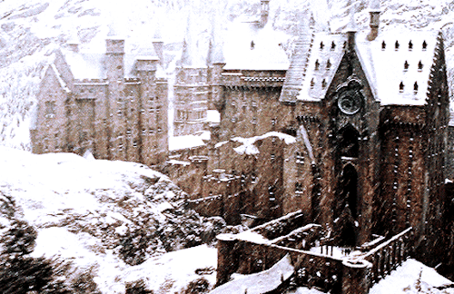 laurens-german:Christmas was coming. One morning in mid-December, Hogwarts woke to find itself cover
