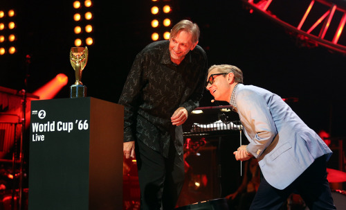 【HQ】Actor Martin Freeman perform onstage, retelling the story of Englands 1966 world cup victory, du