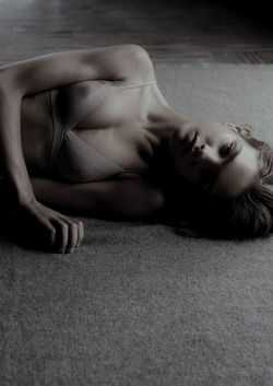 pradaphne:  Natalia Vodianova photographed by Mario Sorrenti for Calvin Klein Underwear Spring/Summer 2003 Ad Campaign. 