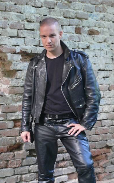 londonirish1: Sexy guy - cropped hair wearing black leather jacket and black leather jeans / trouser