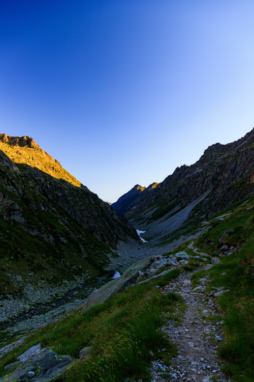 nature-hiking:Hiking at first light - Haute Route Pyreneenne, August 2019photo by nature-hiking