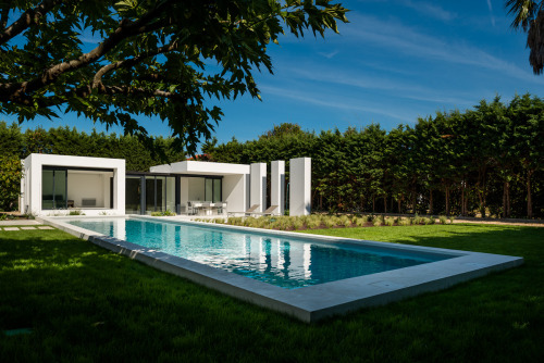 PISCINE & POOL-HOUSE Architect : Atelier Delphine Carrere Landscape architect : Atelier 10 Locat