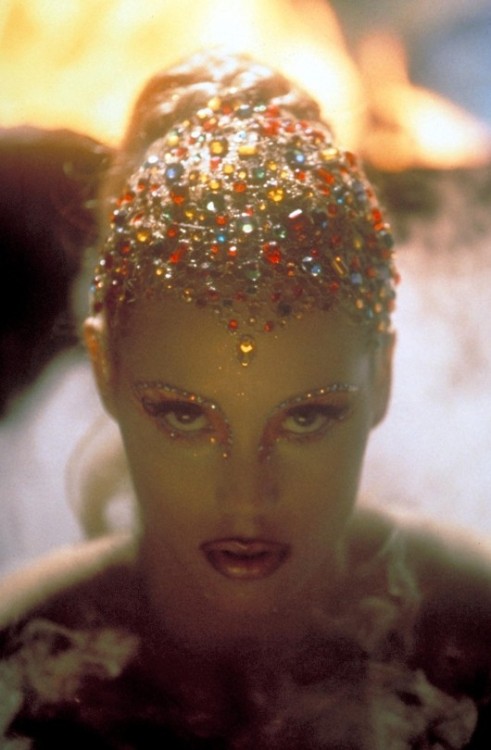 onthecoverofamagazine: Elizabeth Berkley en SHOWGIRLS (Paul Verhoeven, 1995)