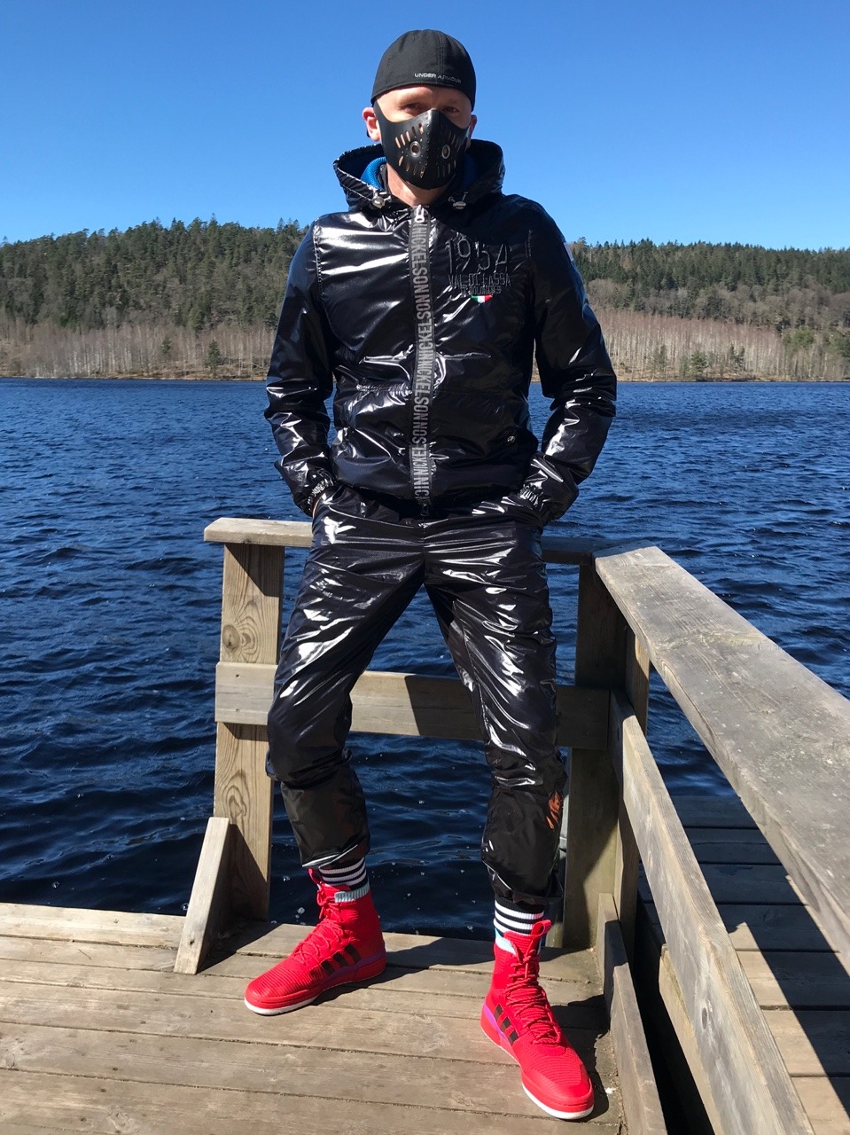 jockeshinylover:Hot as fuck in my black and blue shiny kit 😜 Love my new shiny
